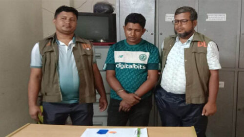 আমতলীতে ডিবির অভিযান